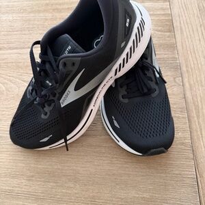 Brooks Adrenaline GTS 23 Mens Sneakers Black Size 9.5 Wide